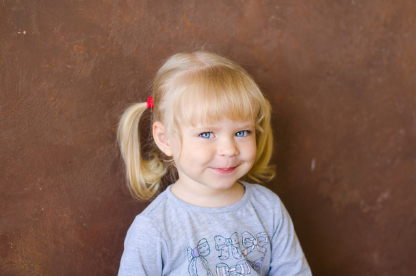 портрет усміхненої маленької смішної блондинки
 - Фото, зображення
