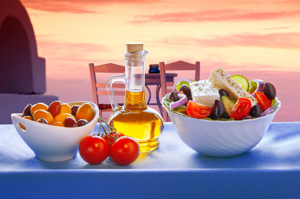 Греческий салат на острове Санторини в Греции
 - Фото, изображение