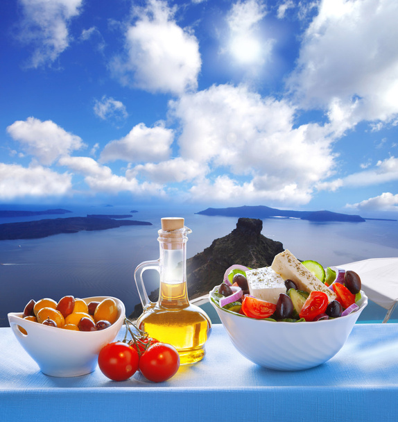Griekse salade op Santorini eiland in Griekenland - Foto, afbeelding