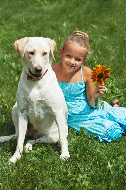 Молода дівчина сидить зі своєю собакою
 - Фото, зображення