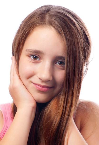 a gyönyörű tizenéves lány, hosszú barna haja portréja - Fotó, kép