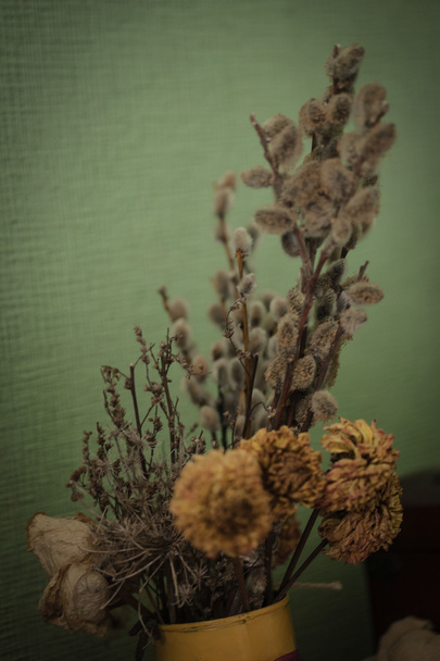 Vintage-Stil Stillleben mit getrockneten Blumen auf grünem Hintergrund - Foto, Bild