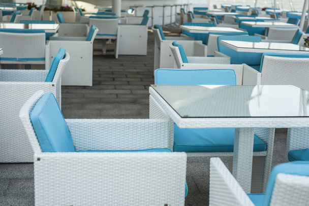 Mesas vacías en un restaurante al aire libre
 - Foto, imagen