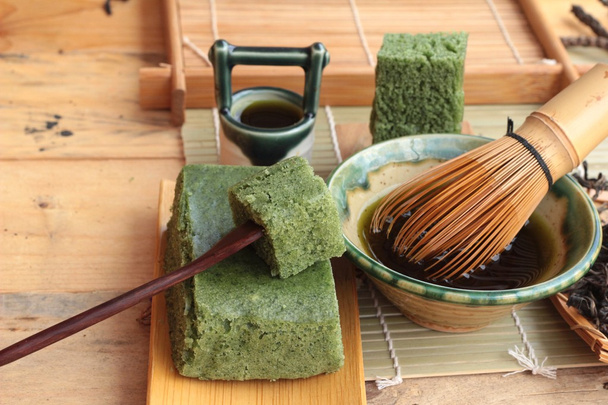 Ιαπωνική επιδόρπιο τούρτα πράσινο τσάι και πράσινο τσάι. - Φωτογραφία, εικόνα