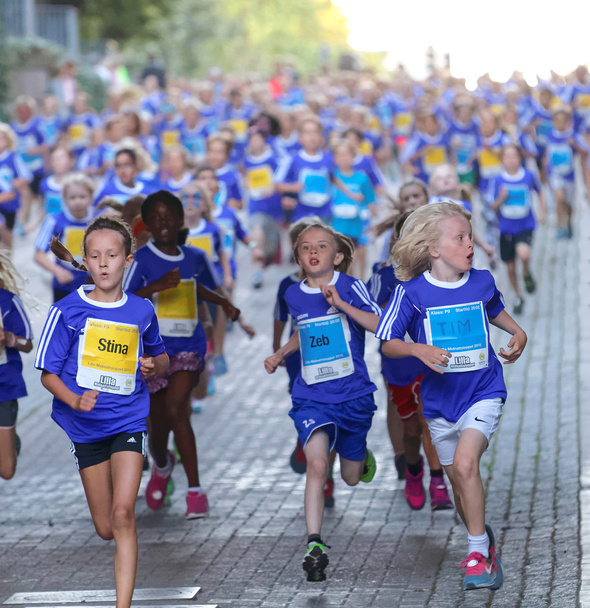 Large group of running girls and boys - Foto, afbeelding