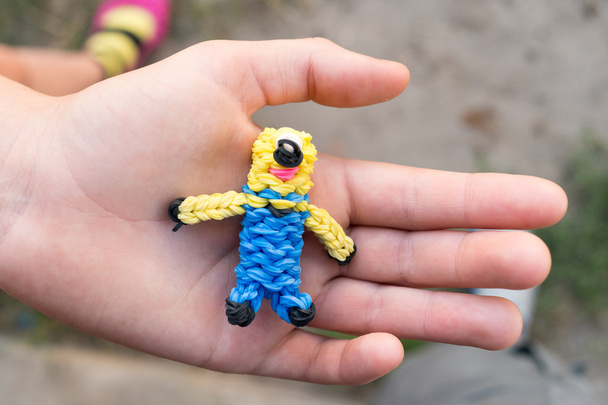 Self-made hračka z barevné tkané pásy v dlani - Fotografie, Obrázek