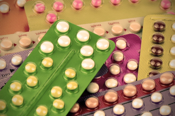 Pillola anticoncezionale orale colorata. - Foto, immagini