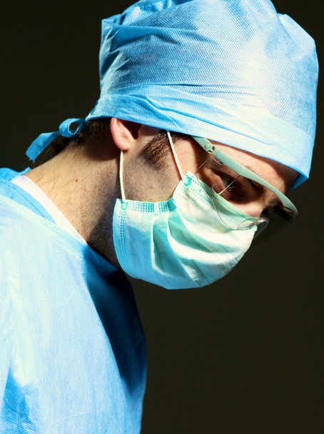 Chirurg in Uniform in Nahaufnahme bereit zum Schritt - Foto, Bild
