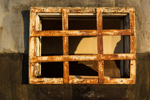 Barras de hierro oxidado en la ventana
 - Foto, Imagen