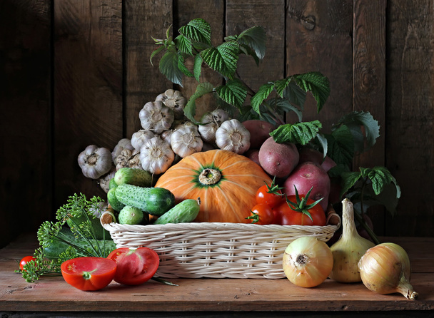 Vegetables in a basket. - Foto, afbeelding