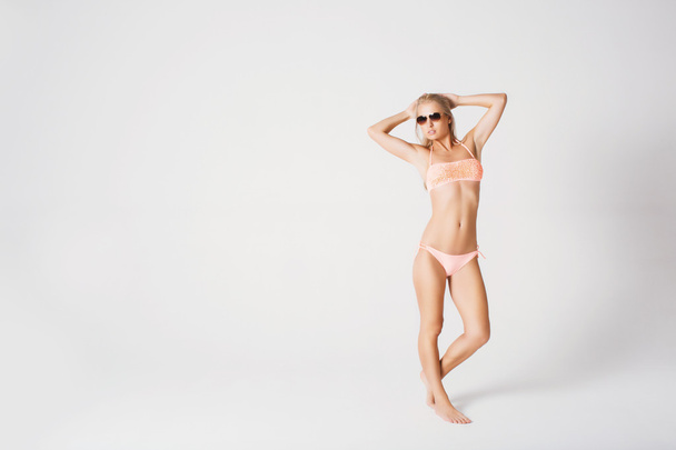 σέξι ξανθιά με γυαλιά ηλίου - Φωτογραφία, εικόνα