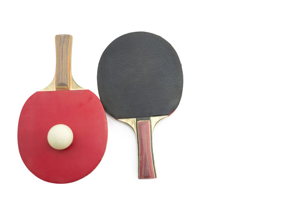 Deux raquettes de ping-pong et une balle isolée
 - Photo, image