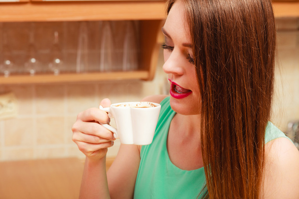 女性飲む一杯のコーヒー - 写真・画像