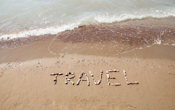 海に近い砂浜に書かれた旅 - 写真・画像