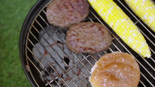 Kleine zomerpicknick met hamburgers en maïs - Video