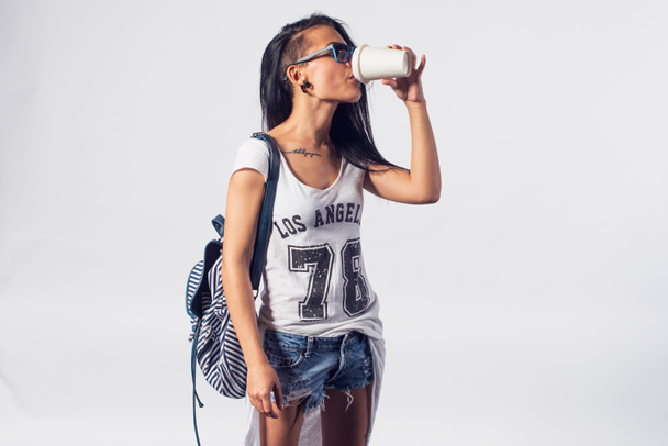 Elegáns lány ivott elvenni kávé eldobható pohár városi stílusú alkalmi koncepció életmód divat - Fotó, kép