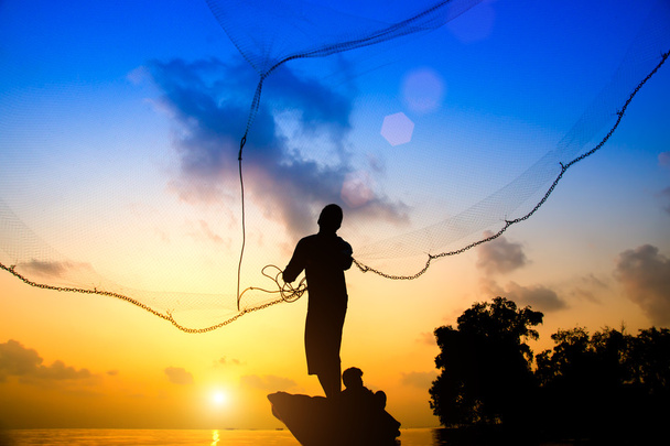 Silhouette pescatore gettare reti da pesca durante il tramonto, Thail
 - Foto, immagini