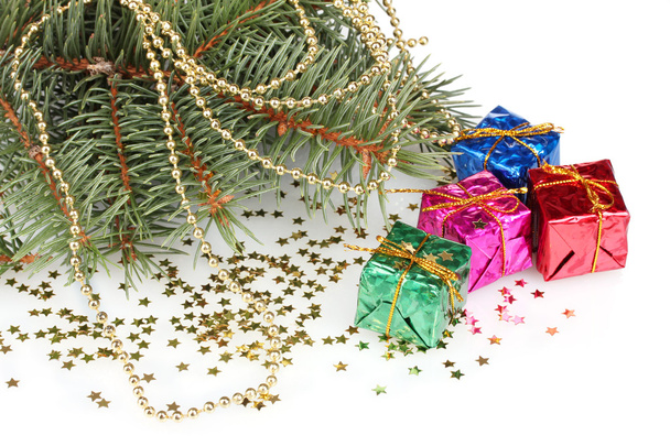 groene kerstboom met cadeau en speelgoed geïsoleerd op wit - Foto, afbeelding
