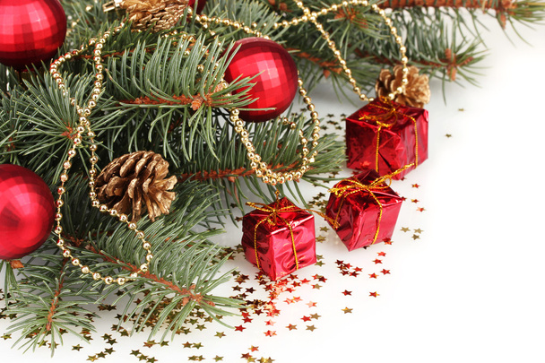ajándék, játék és kúpok elszigetelt fehér zöld karácsonyfa - Fotó, kép