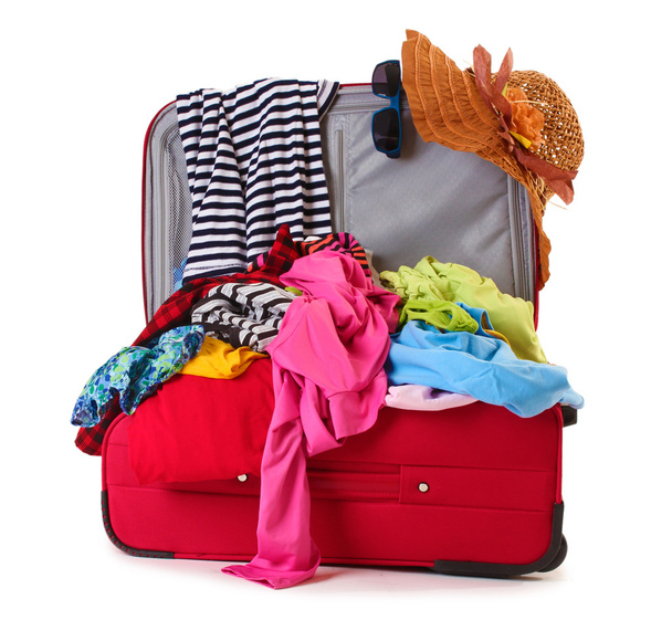 offener roter Koffer mit isolierter Kleidung auf weißem Grund - Foto, Bild