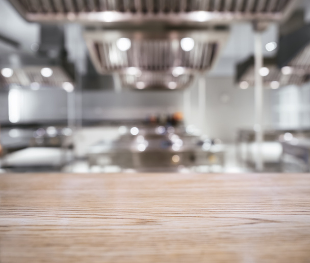Arbeitsplatte mit unscharfem Hintergrund in der Küche  - Foto, Bild