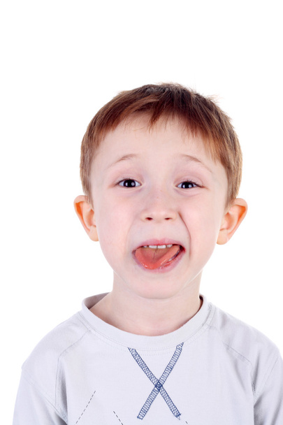 kleine jongen tonen zijn tong - Foto, afbeelding