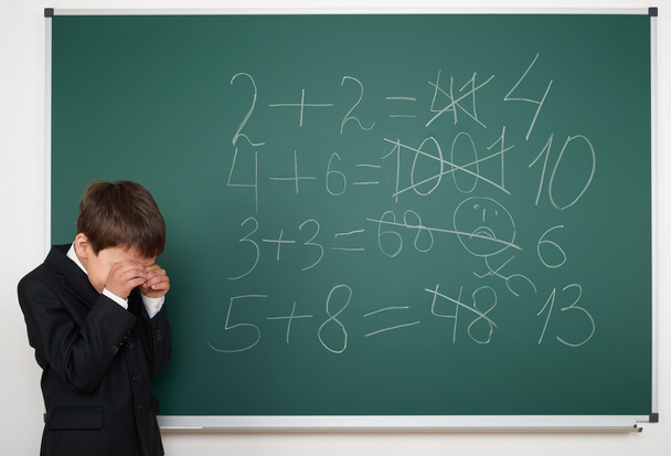 School boy resolver las matemáticas en la junta escolar
  - Foto, imagen