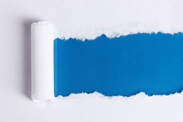 Torn paper with blue background - Foto, Bild