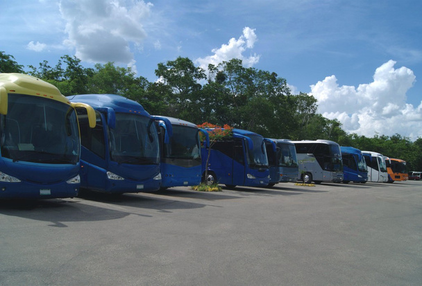 Turistické autobusy. Zájezdové autobusy zaparkované na parkovišti, Chichén Itzá, Mexiko - Fotografie, Obrázek