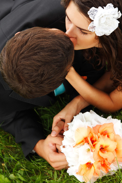 fekvő együtt szerelmes vőlegény menyasszony - Fotó, kép