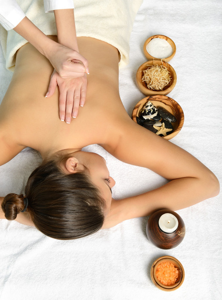 mulher em ambiente de spa recebe massagem
 - Foto, Imagem