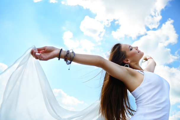 Frau hält weißen Schal gegen den Himmel - Foto, Bild