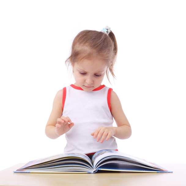 little girl reading book - Valokuva, kuva