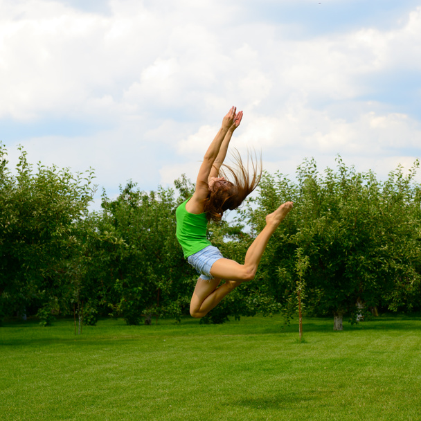 Jeune fille sautant
 - Photo, image