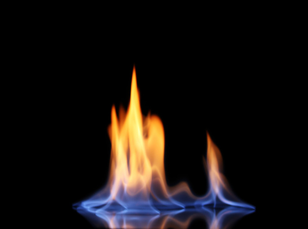 schönes Feuer auf schwarzem Hintergrund - Foto, Bild
