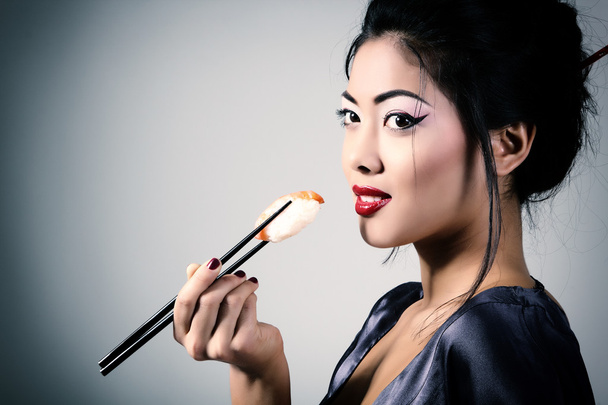 asian woman eating sushi - Foto, Imagem