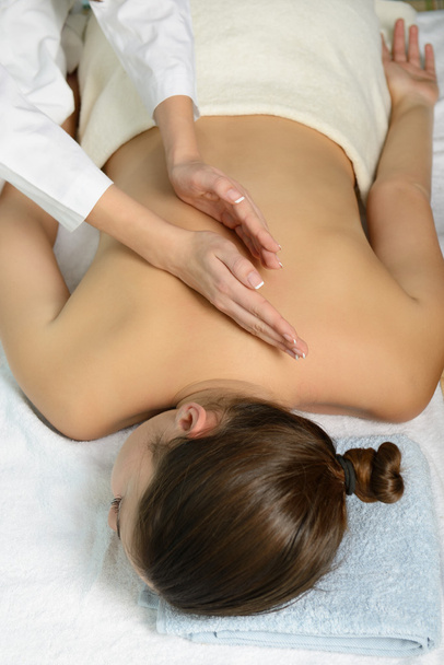 vrouw in spa salon krijgt massage - Foto, afbeelding