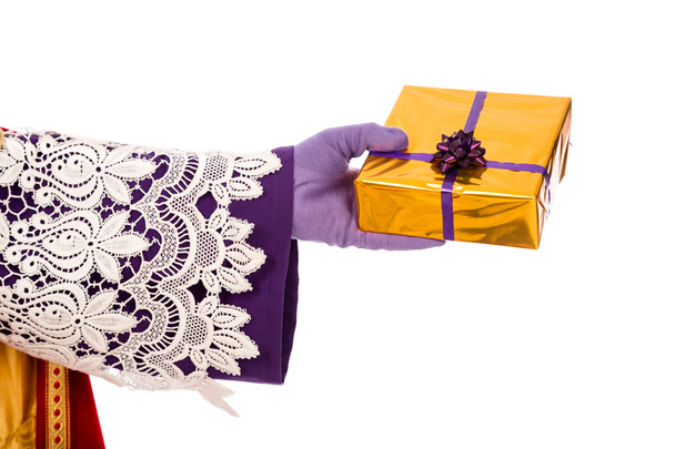 Mano de Sinterklaas mostrando regalo. Aislado
 - Foto, Imagen