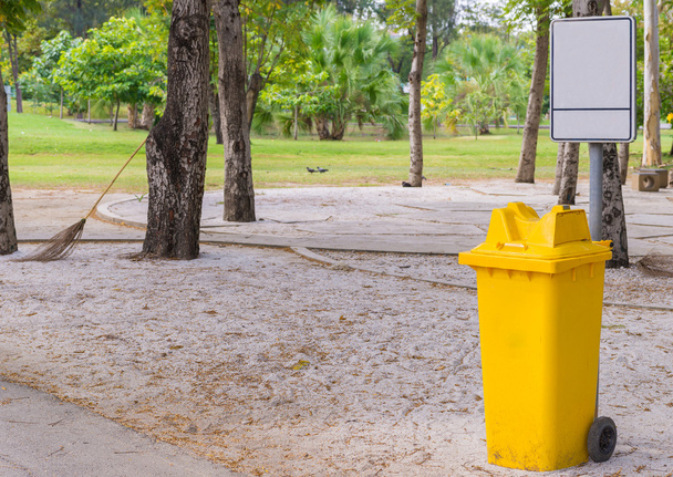 vuilnisbakken in het park naast de wandeling manier - Foto, afbeelding