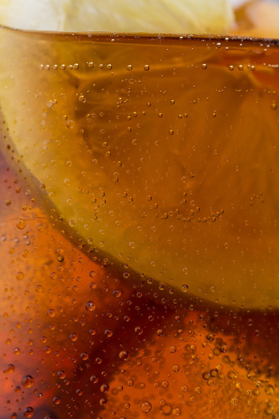 Nahaufnahme aus einem Colaglas mit Zitrone - Foto, Bild
