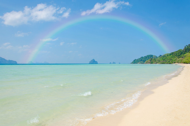 Arco-íris colorido sobre uma praia tropical de Andaman Sea Tailândia
. - Foto, Imagem