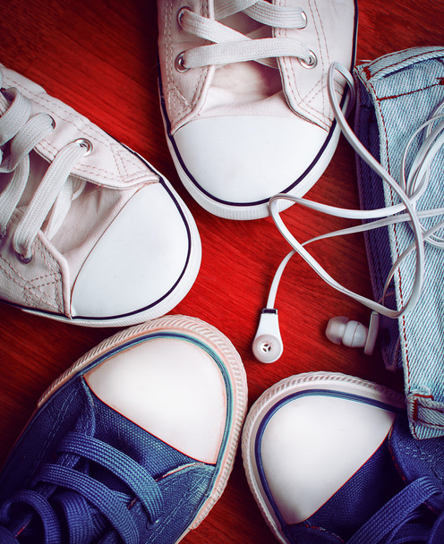 κομψό πάνινα παπούτσια και ακουστικά - Φωτογραφία, εικόνα