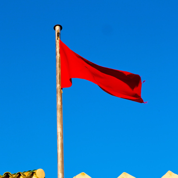 Tunesien schwenkt Flagge in blauem Himmel und Zinnen - Foto, Bild