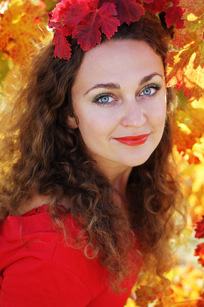 Pretty Girl con pelo rizado brillante en viñedo de uva de colores
 - Foto, Imagen