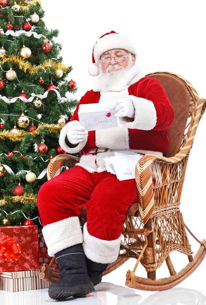 Santa in rocking stoel het lezen van de brief - Foto, afbeelding