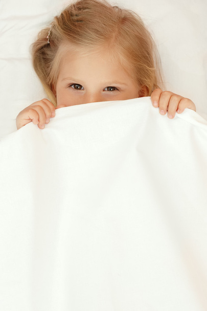 Adorable little girl under the blanket - Foto, immagini