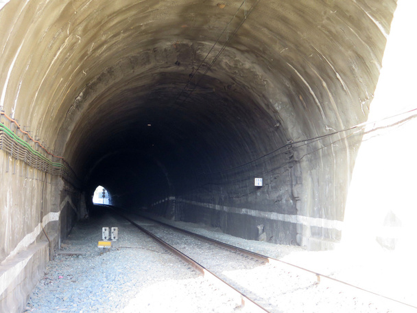 Tunnel ferroviaire
 - Photo, image