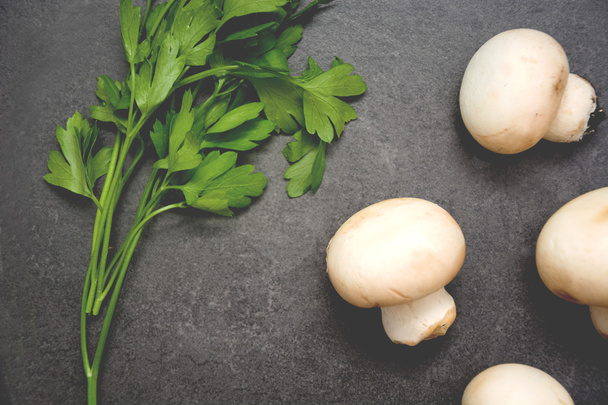 Mushrooms and parsley on slate table. - Foto, Bild