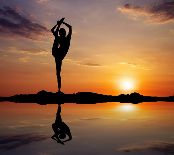 Silhouette di una donna Yoga la sera
. - Foto, immagini