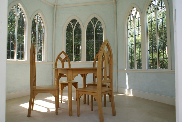 stół i krzesła w starym domkiem - Zdjęcie, obraz